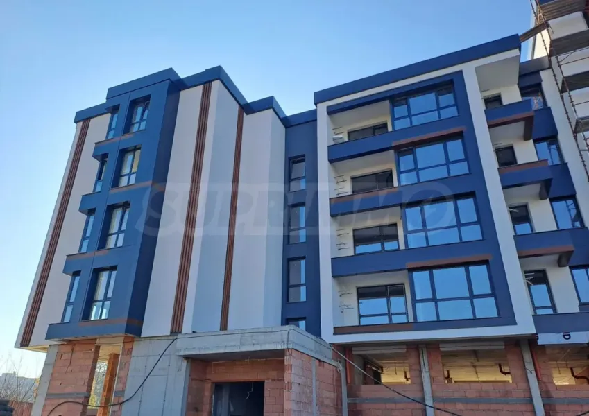 Spacious 2-Bedroom Apartment in New "Kamenitsa 2" Complex - Image 2