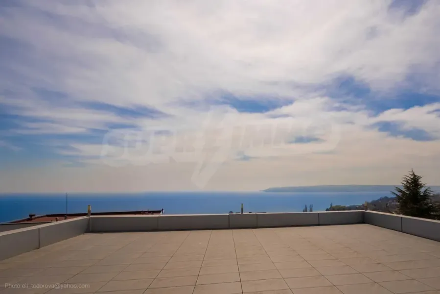 Modern Seafront Villa with Stunning Panoramic Views - Image 2
