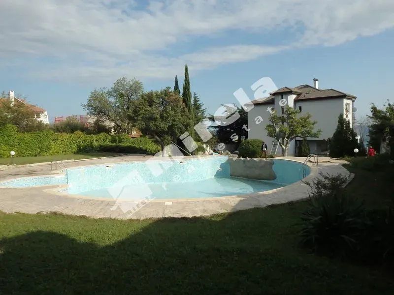 Luxury Waterfront Estate with Stunning Panoramic Views - Image 2