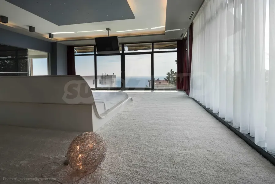 Modern Seafront Villa with Stunning Panoramic Views - Image 4