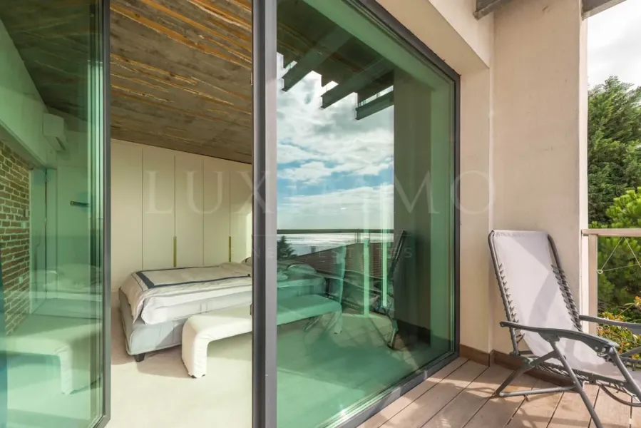 Spacious Sea View Apartment with Smart Home Features - Image 1