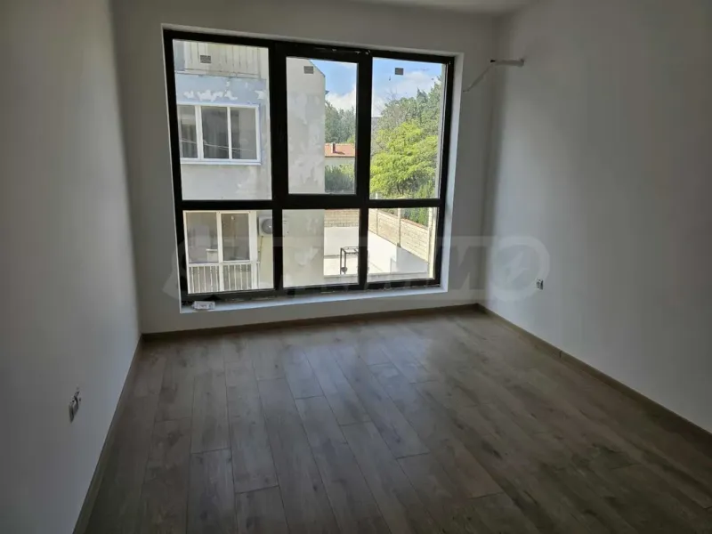 Spacious 2-Bedroom Apartment with Sea Views - Image 5