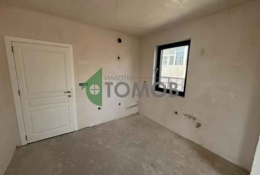 Spacious 3-Bedroom Apartment Near Park in Stara Zagora - Image 4