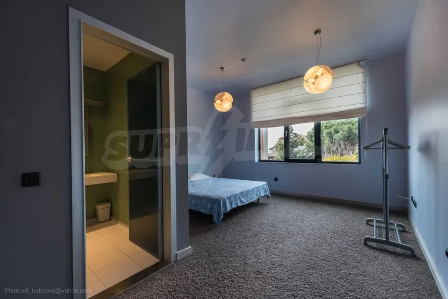 Modern Seafront Villa with Stunning Panoramic Views - Image 3