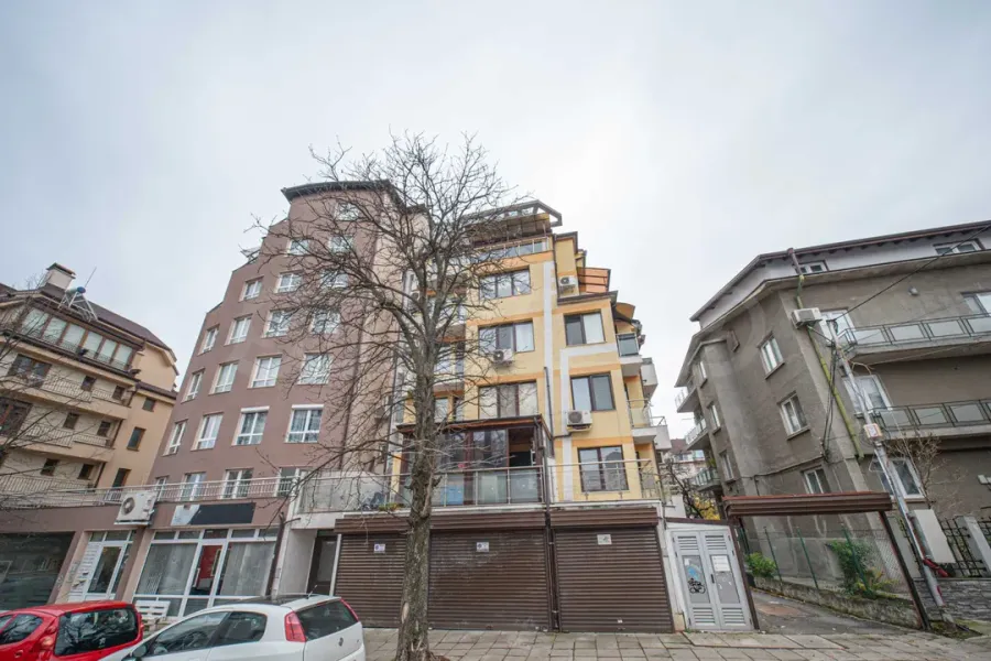 Spacious, Fully Furnished Apartment in Sofia's Rehutha District - Image 3