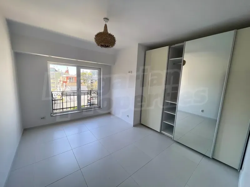 Spacious 3-Bedroom Apartment in Varna's Heart – Modern Living - Image 5