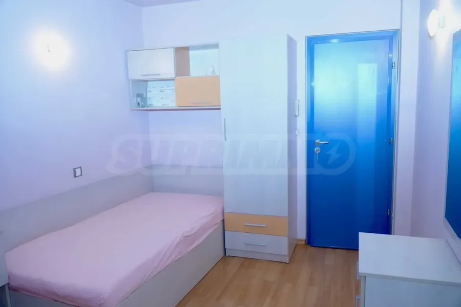 Spacious 2-Bed Apartment w/ Garage & Extra Space - Image 4