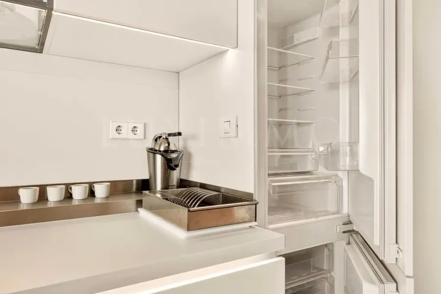 Spacious Sea View Apartment with Smart Home Features - Image 5