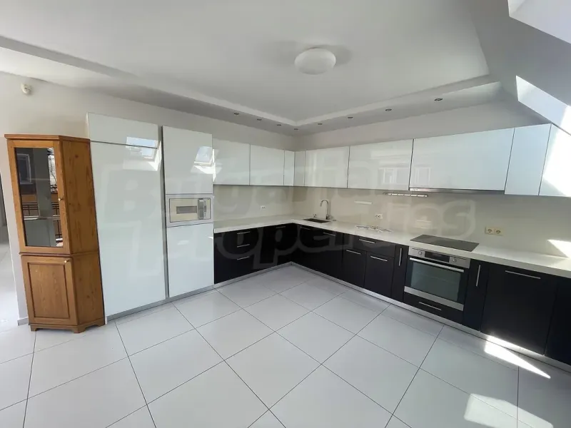 Spacious 3-Bedroom Apartment in Varna's Heart – Modern Living - Image 4