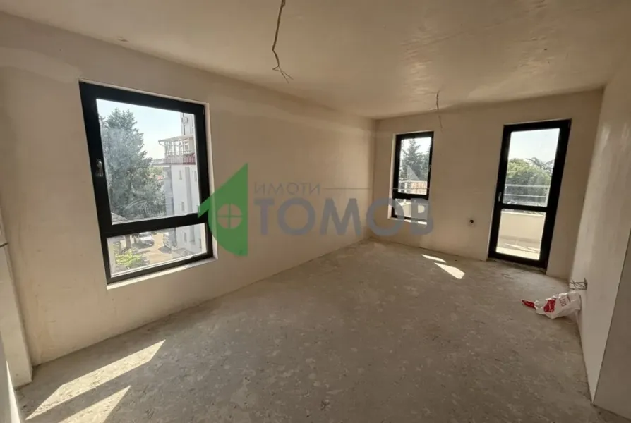 Spacious 3-Bedroom Apartment Near Park in Stara Zagora - Image 2