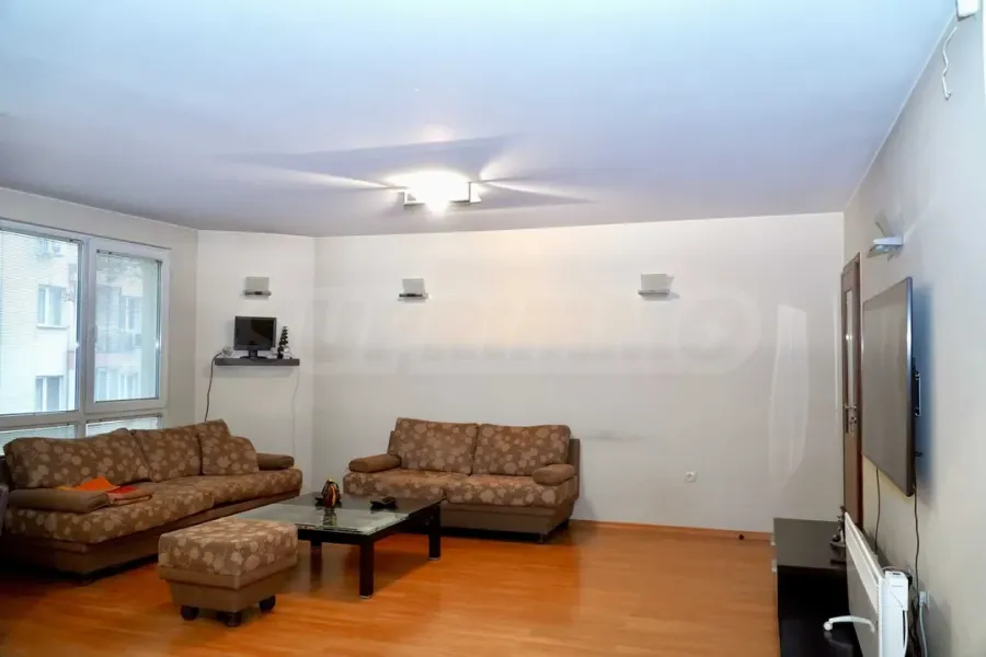 Spacious 2-Bed Apartment w/ Garage & Extra Space - Image 2