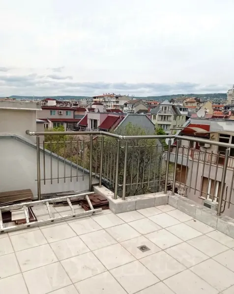 Spacious Fully Furnished Apartment with Panoramic Terrace in Varna - Image 1