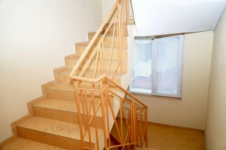 Spacious 2-Bed Apartment w/ Garage & Extra Space - Image 5