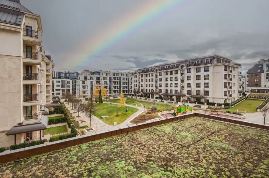 Stylish One-Bedroom Apartment with Courtyard View in Paradise Place - Image 2