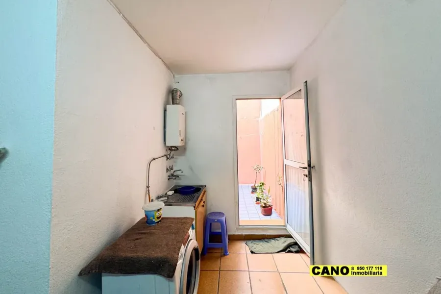 Spacious 4-Bedroom Duplex Apartment in Roquetas de Mar, Spain - Image 3