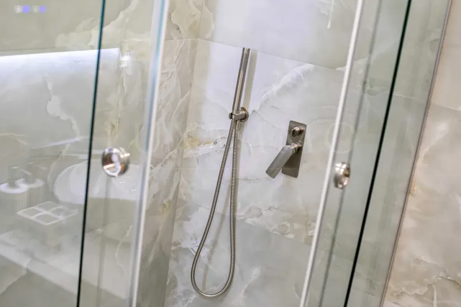 Stylish One-Bedroom Apartment with Courtyard View in Paradise Place - Image 4