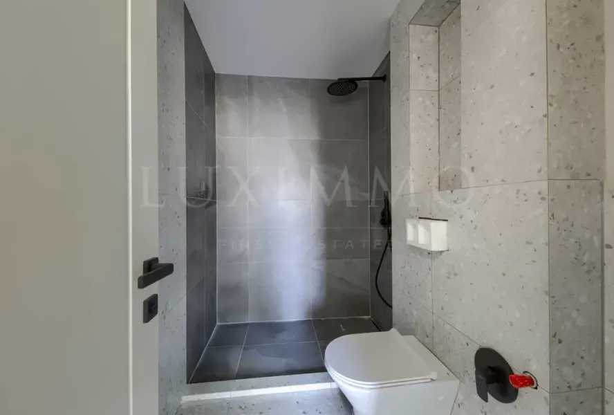 Spacious Turnkey 2-Bed Apartment with Stunning Mountain Views - Image 3