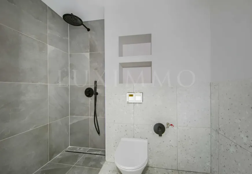 Spacious Turnkey 2-Bed Apartment with Stunning Mountain Views - Image 4