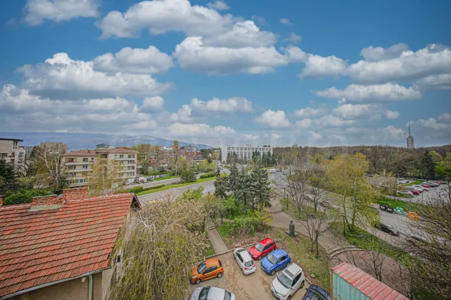 Spacious 3-Bed Apartment Near Sofia Gardens - Image 4