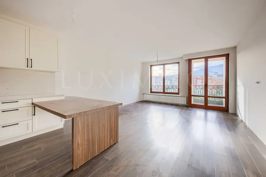 Spacious Turnkey 2-Bed Apartment with Stunning Mountain Views - Image 1