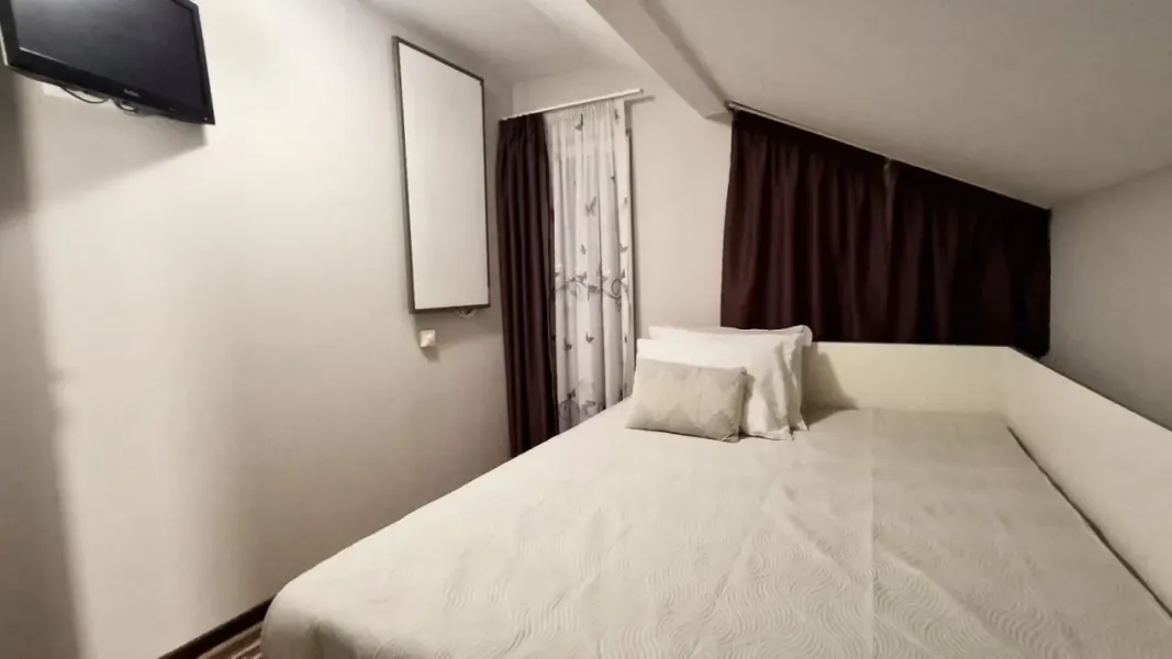 Renovated 4-Bedroom House with Land in Oradea, Romania - Image 2