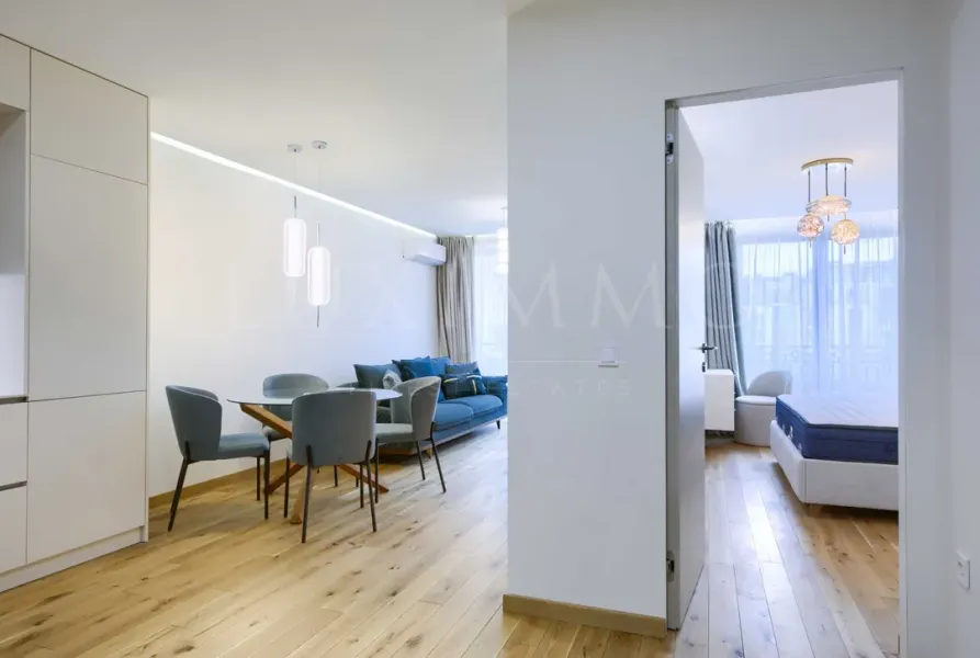 Stylish One-Bedroom Apartment with Courtyard View in Paradise Place - Image 1