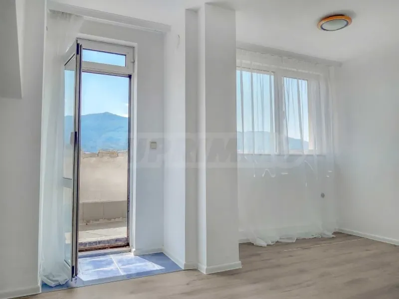 Spacious 5-Bed Mezonet with 5 Terraces - Sofia - Image 2