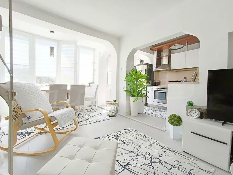 Spacious, Renovated Varna Apartment with Stunning Sea Views - Image 1