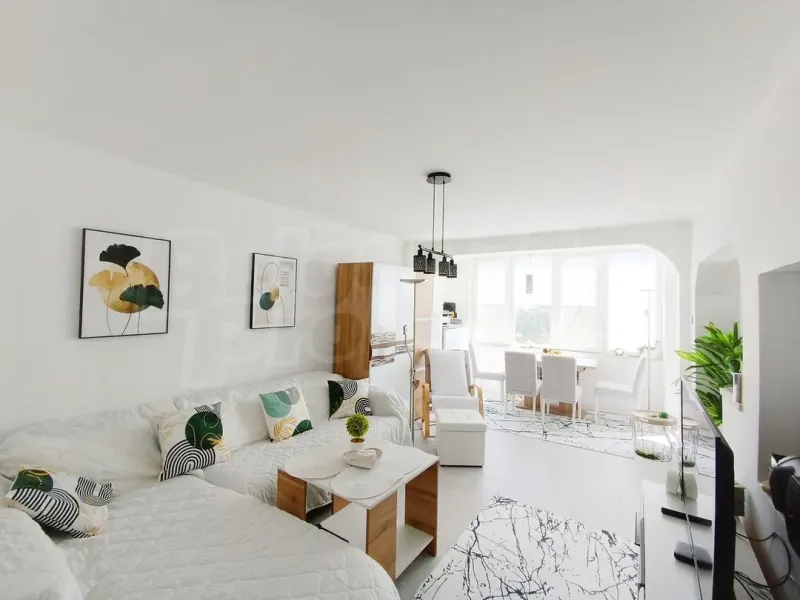 Spacious, Renovated Varna Apartment with Stunning Sea Views - Image 4