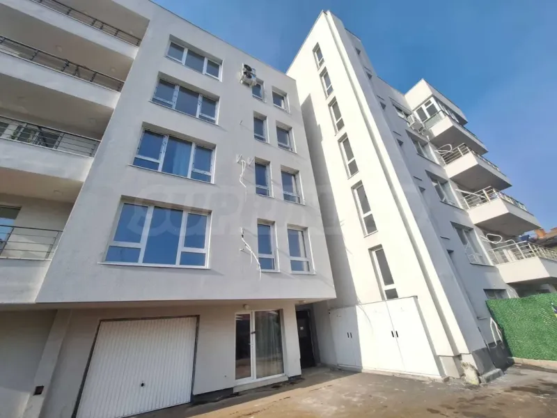 Spacious Apartment with Garden in Sofia's Obelya Area - Image 1