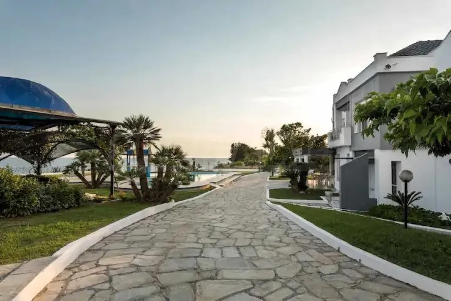 Luxury Coastal Estate Near Thessaloniki – 5 Bedrooms, Fully Furnished - Image 2