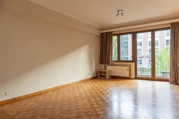 Spacious One-Bedroom Apartment with Terraces and Garage in Ukkel - Image 2