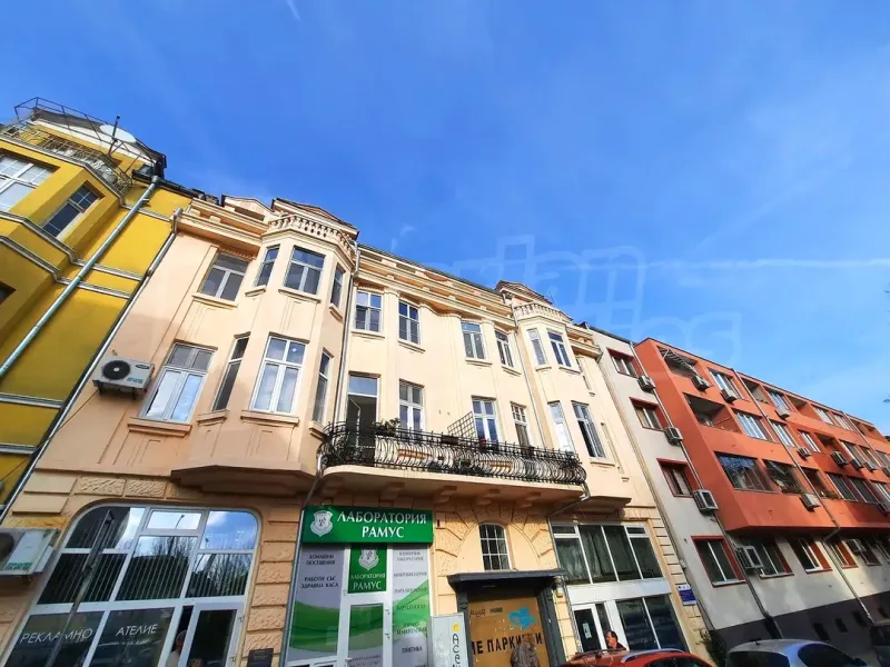 Four-Bedroom Sea View Apartment in Historic Burgas Building - Image 1
