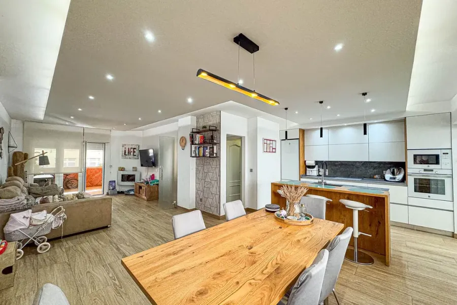 Spacious Triplex Apartment with Garage and Solar Panels in Roquetas de Mar - Image 5