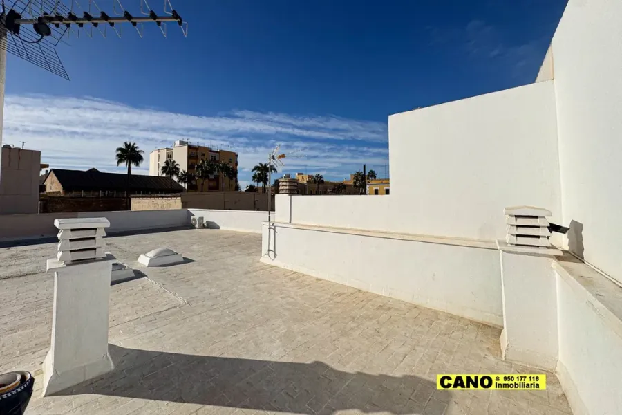 Spacious Refurbished Triplex Apartment in Central Almería, Spain - Image 1