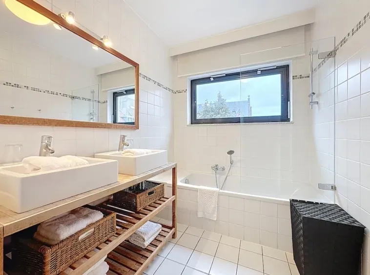 Spacious 3-Bedroom Apartment with Park Views in Brussels - Image 3