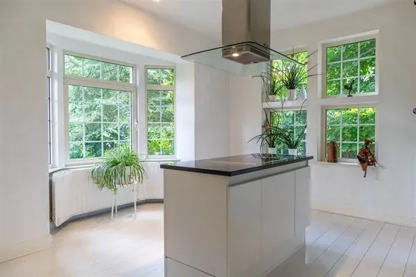 Spacious 6-Bedroom Villa in Ukkel with Garden & Garage - €1,200,000 - Image 4