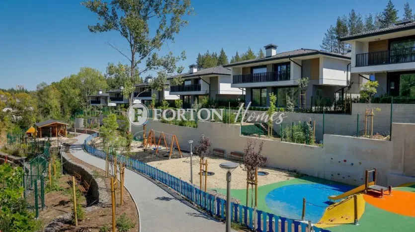 Spacious Forest Retreat: Stunning 4-Bedroom House in Sofia's Kambanite Residential Park. - Image 2