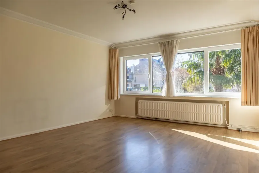 Spacious Apartment with Garage, Quiet Location Near Uccle Amenities - Image 2