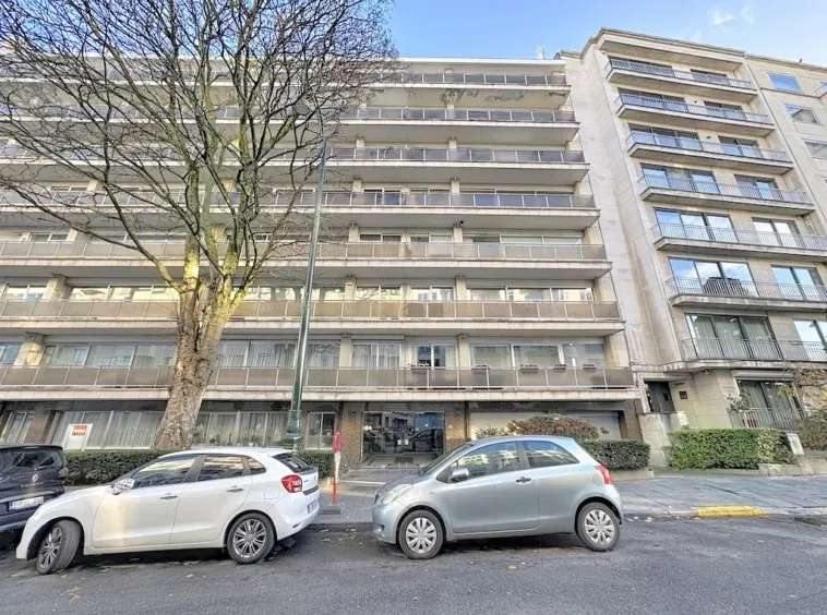 Spacious Apartment with 2 Terraces, Garage & Renovation Potential - Image 5