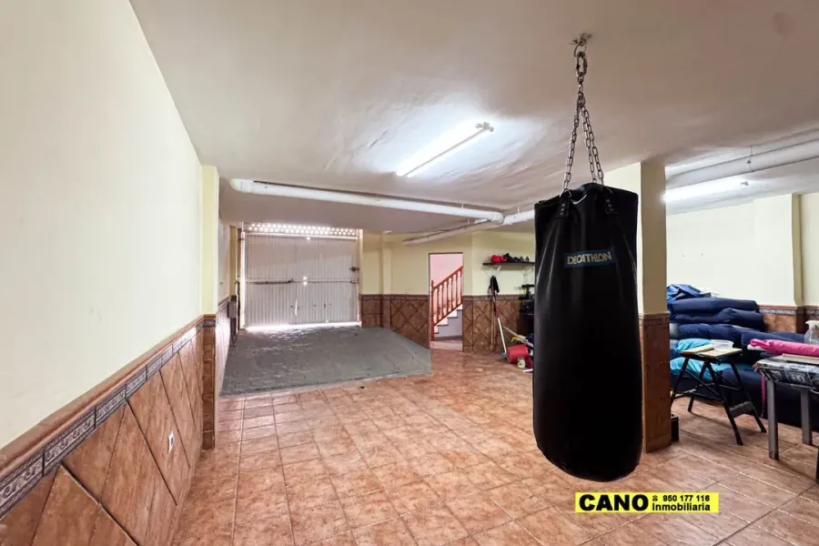 Spacious 4-Bedroom Triplex Apartment in El Ejido, Spain - Image 4