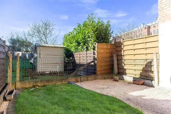 Charming Cul-de-Sac House with 3 Bedrooms – Perfect Family Home - Image 5