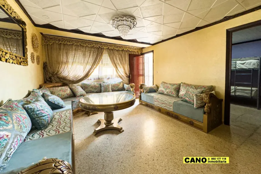 Spacious 4-Bedroom Apartment in Sunny Roquetas de Mar, Spain - Image 2