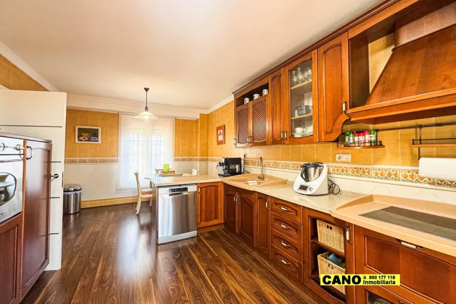 Spacious Chalet with Pool & Golf Views in Envía Golf, Spain - Image 1