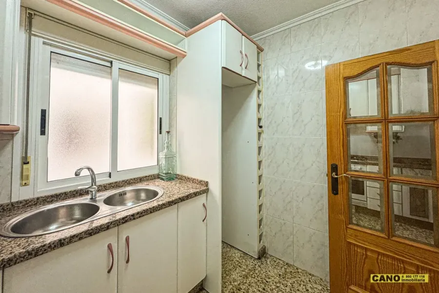Spacious 4-Bedroom Apartment in Almería with Elevator for Sale - Image 4