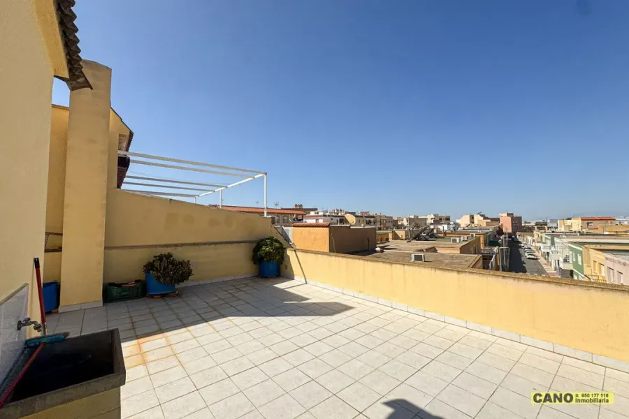 Spacious 3-Bedroom House with Elevator in Roquetas de Mar - Image 4