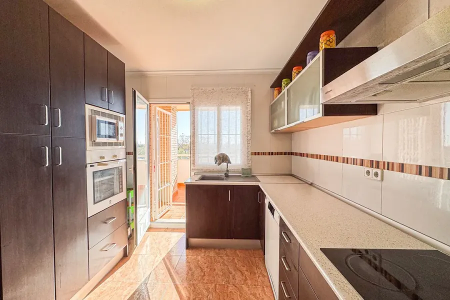 Spacious 3-Bedroom Apartment in Almería with Terrace & Garage - Image 2