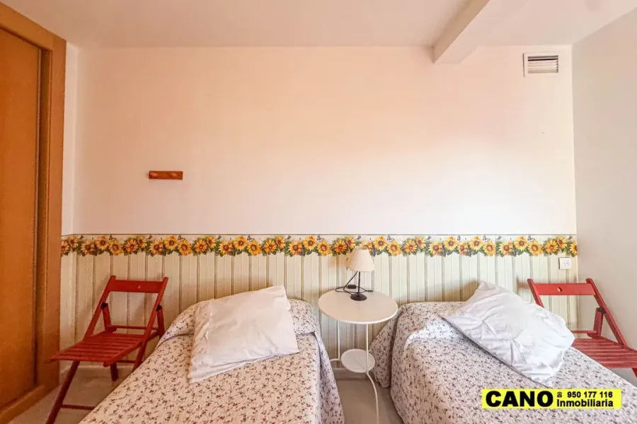 Spacious 3-Bedroom Apartment with Terrace in Almería's El Toyo - Image 2