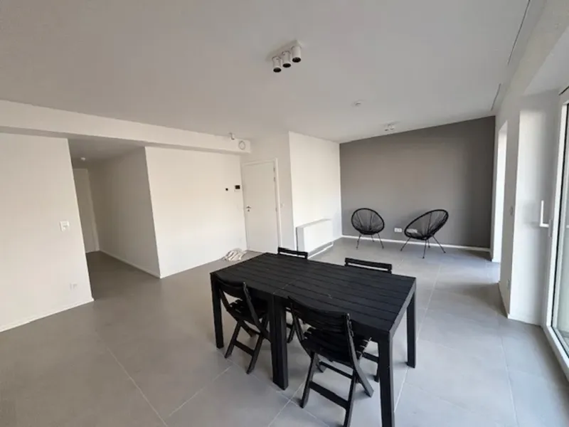 Spacious 2-Bedroom Apartment with Terrace in Mons, Belgium - Image 2