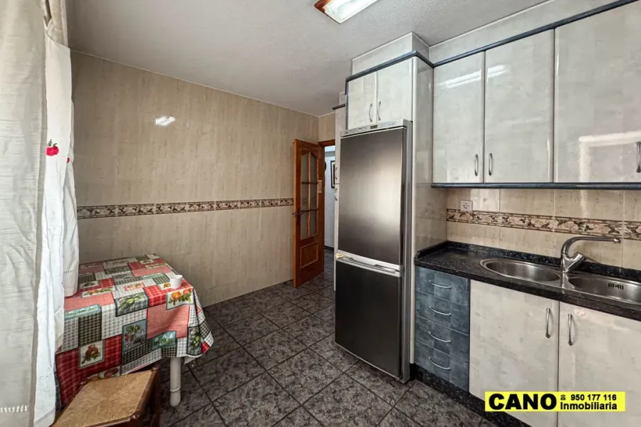 Spacious 3-Bedroom Apartment with Terrace in Viator, Spain - Image 5